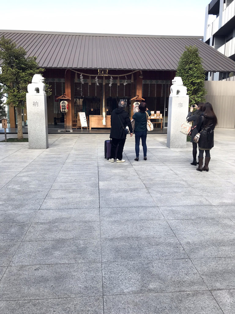 神楽坂 赤城神社は犬連れOK！「僕とシッポと神楽坂」の舞台は世にも珍しい「デザイナーズ神社」 子犬の記念日