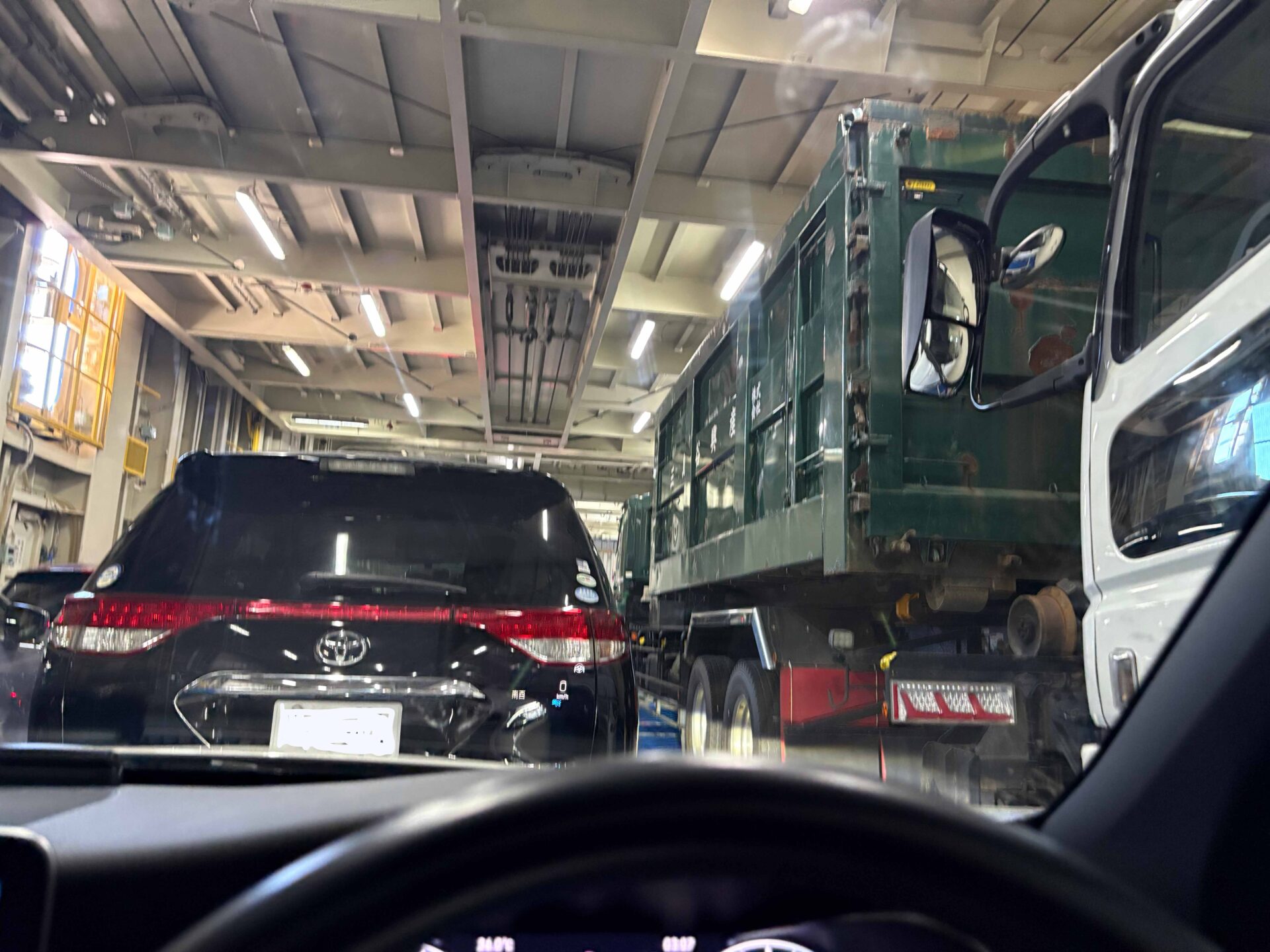 つみこみ後の車内から