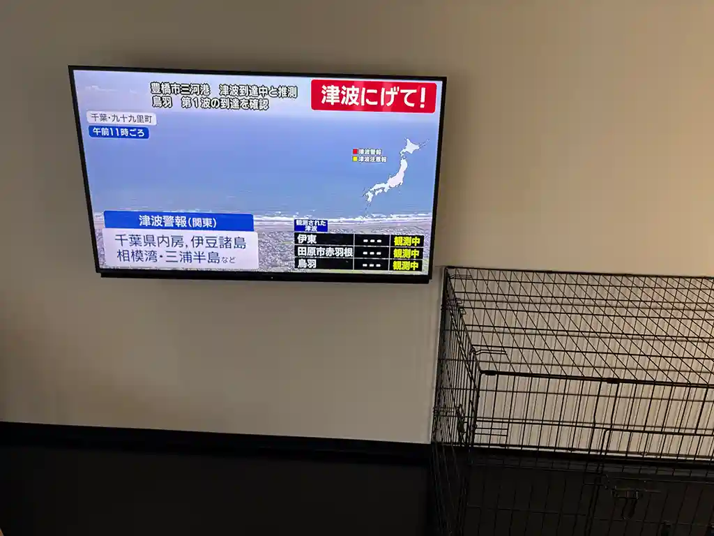 宿の壁につけたテレビ