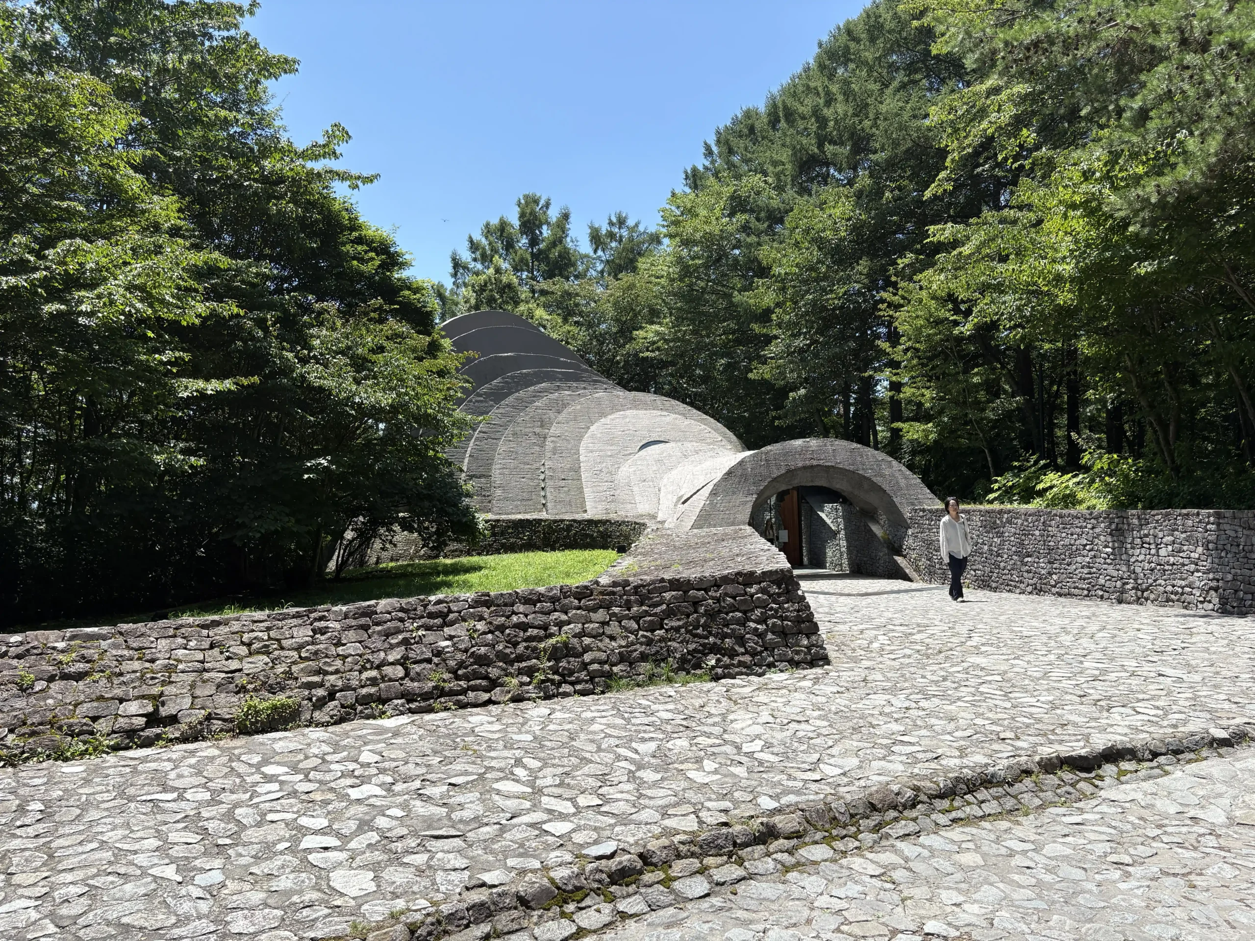石の教会　全景